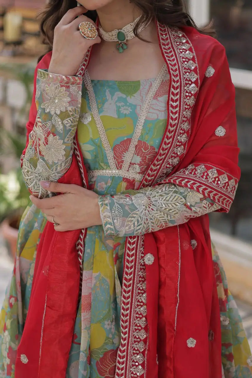 Robe Ciel Bleu à Imprimé Floral Multicolore avec Broderie et Sequins, Accompagnée de son Dupatta