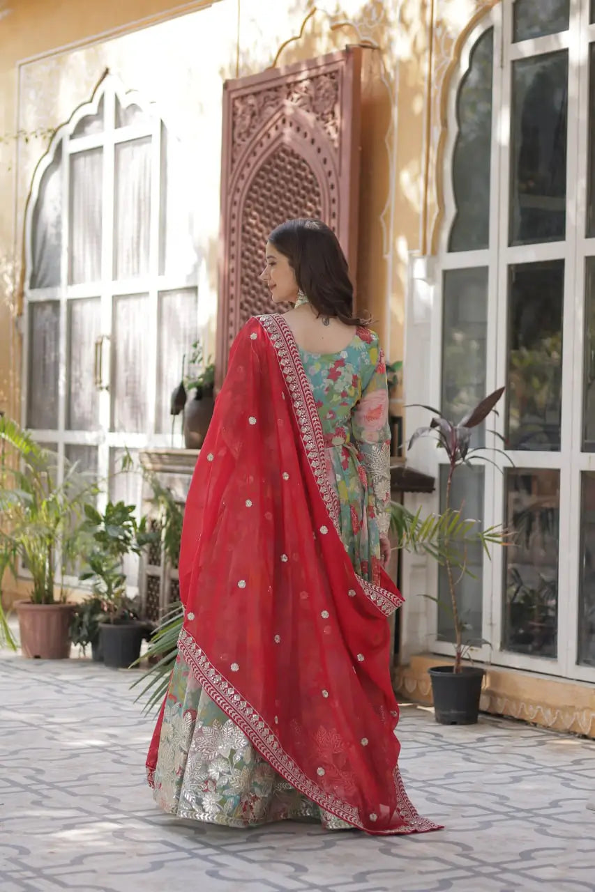 Robe Ciel Bleu à Imprimé Floral Multicolore avec Broderie et Sequins, Accompagnée de son Dupatta
