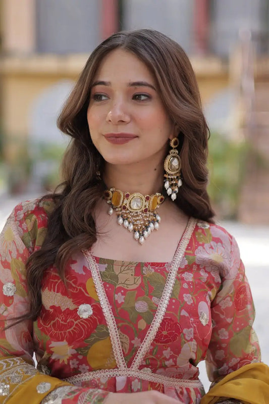Robe rouge à imprimé floral multicolore avec broderie foil et sequins, accompagnée d’un dupatta assorti