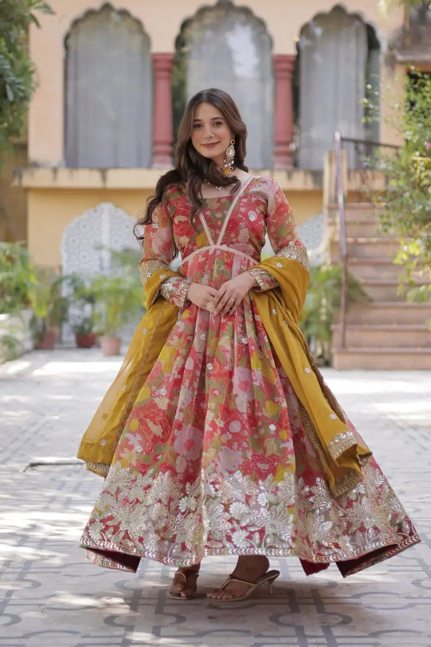 Robe rouge à imprimé floral multicolore avec broderie foil et sequins, accompagnée d’un dupatta assorti