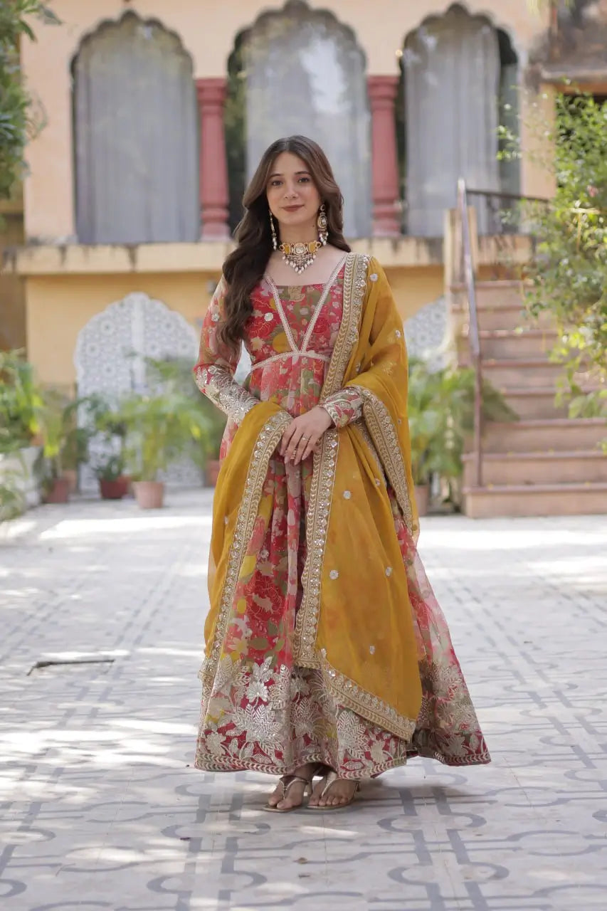 Robe rouge à imprimé floral multicolore avec broderie foil et sequins, accompagnée d’un dupatta assorti