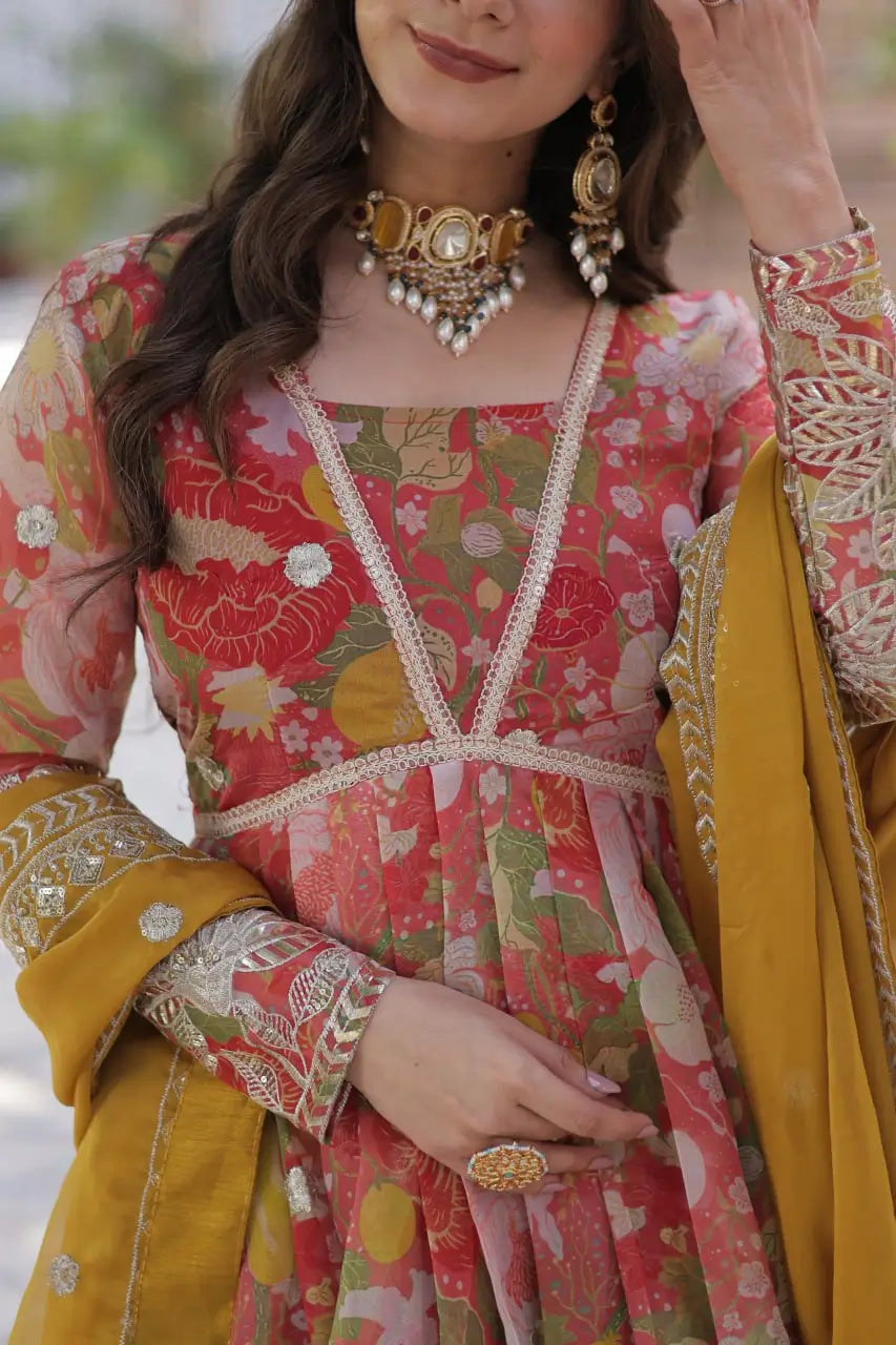Robe rouge à imprimé floral multicolore avec broderie foil et sequins, accompagnée d’un dupatta assorti