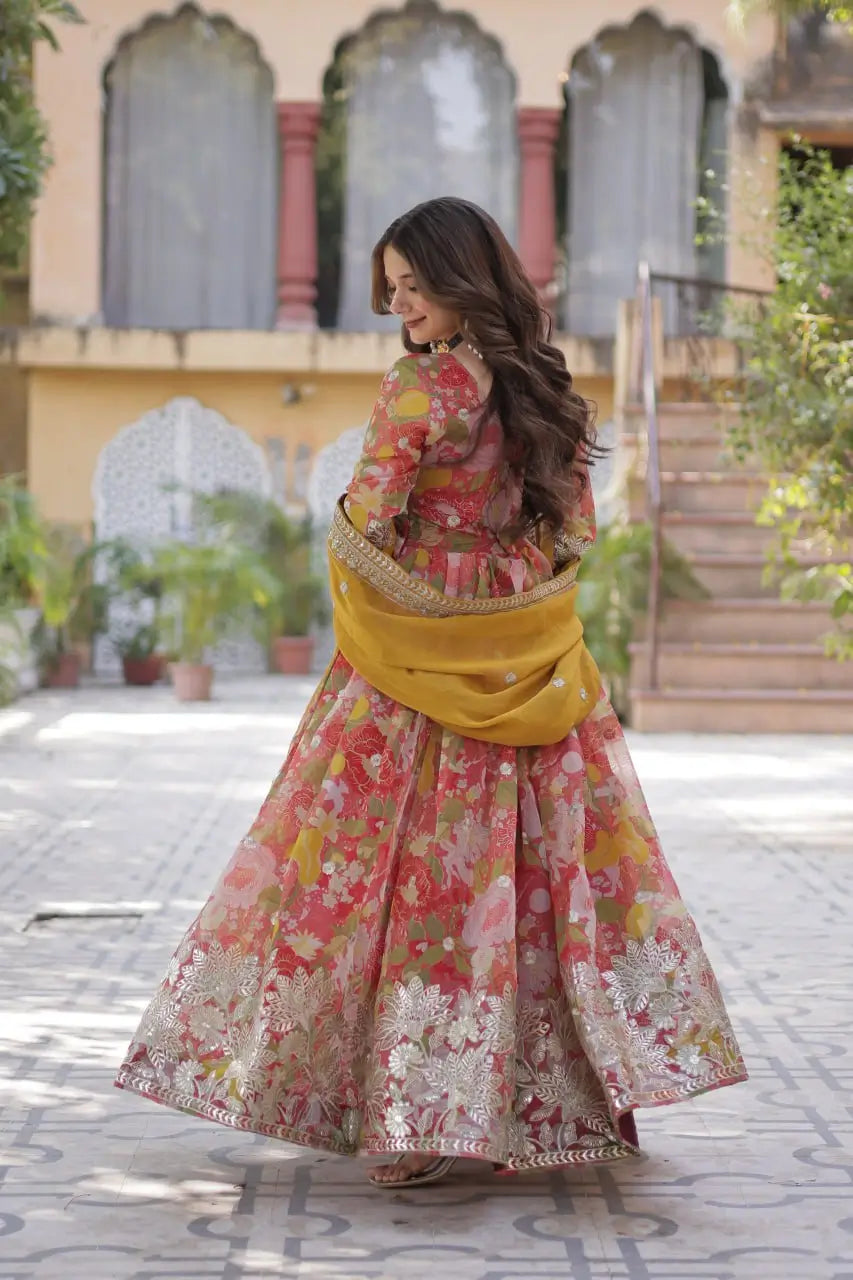 Robe rouge à imprimé floral multicolore avec broderie foil et sequins, accompagnée d’un dupatta assorti