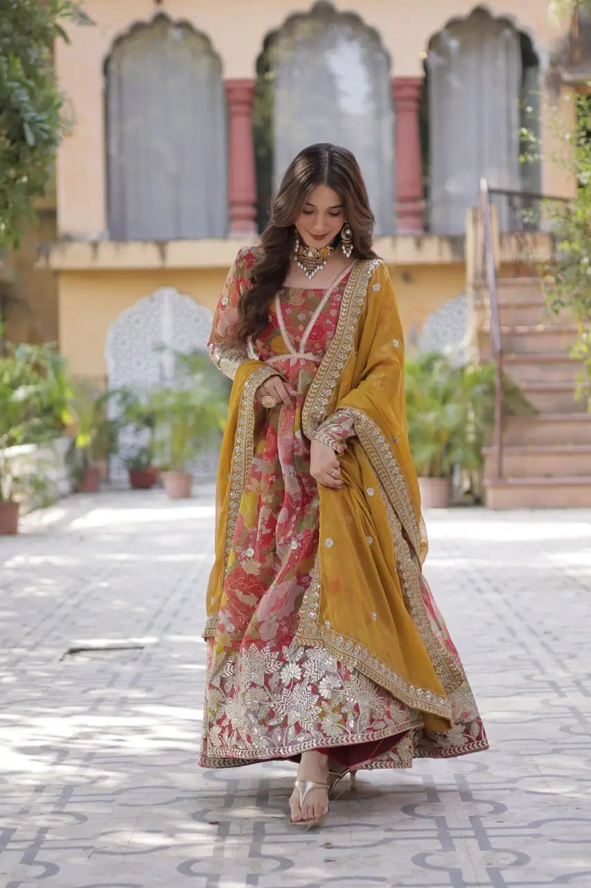 Robe rouge à imprimé floral multicolore avec broderie foil et sequins, accompagnée d’un dupatta assorti