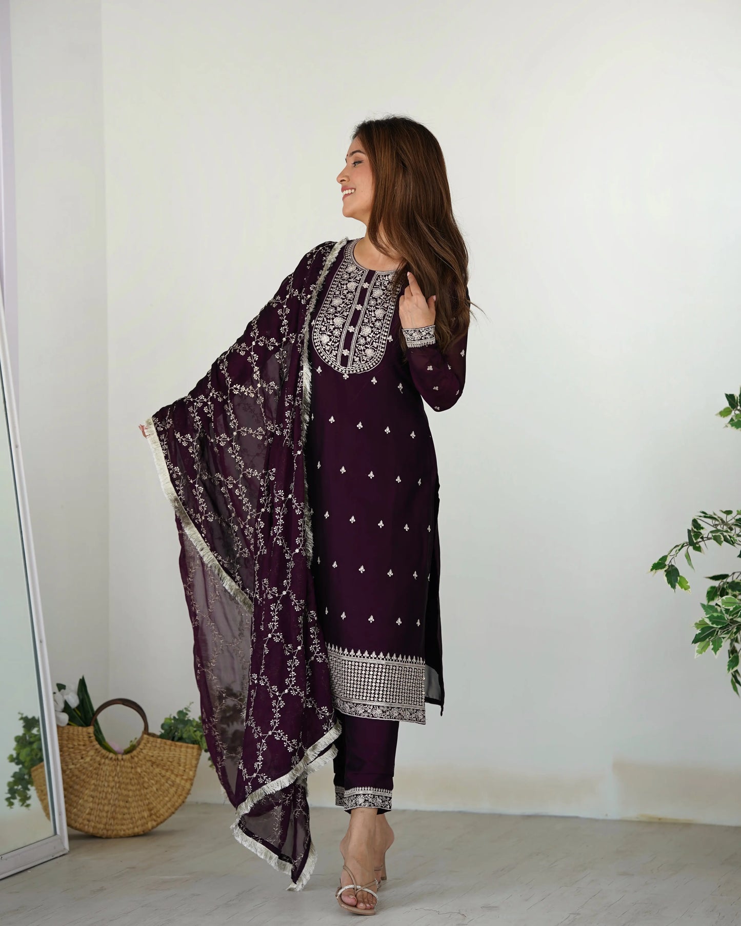 Konfektionsfertiger Salwar-Anzug in Traubenviolett mit Paillettenstickerei und Fadenarbeit