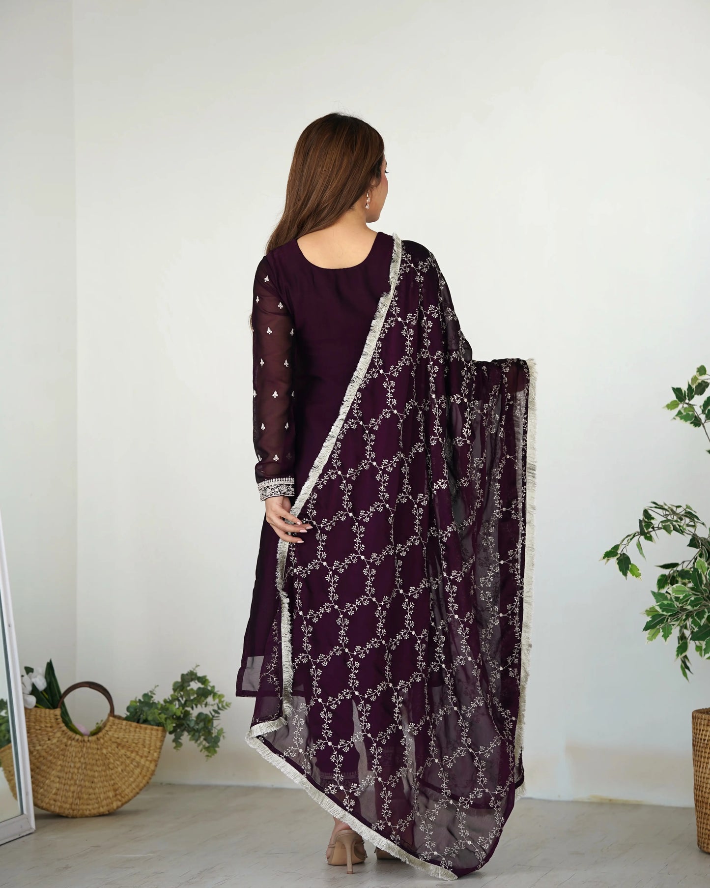 Konfektionsfertiger Salwar-Anzug in Traubenviolett mit Paillettenstickerei und Fadenarbeit
