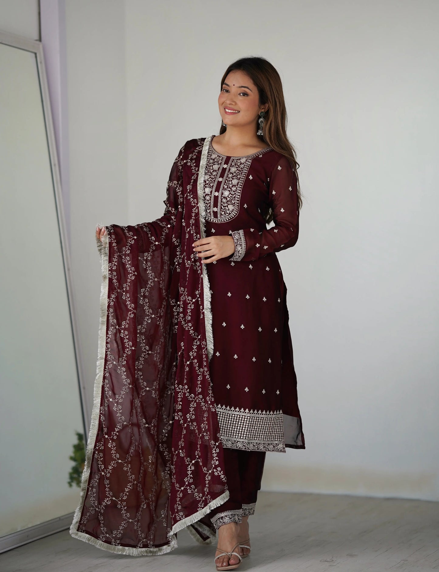 Klassischer burgunderroter Salwar-Anzug, gebrauchsfertig, mit Paillettenstickerei und Fadenarbeit