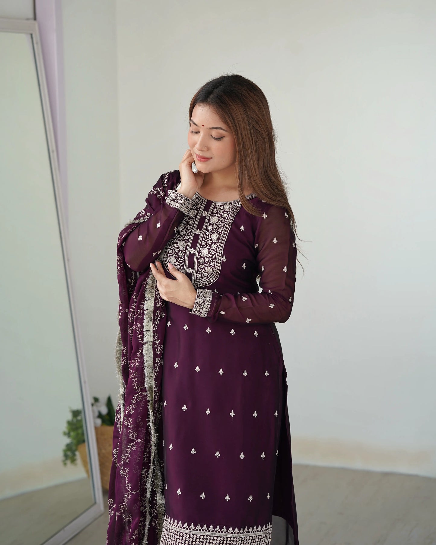 Konfektionsfertiger Salwar-Anzug in Traubenviolett mit Paillettenstickerei und Fadenarbeit