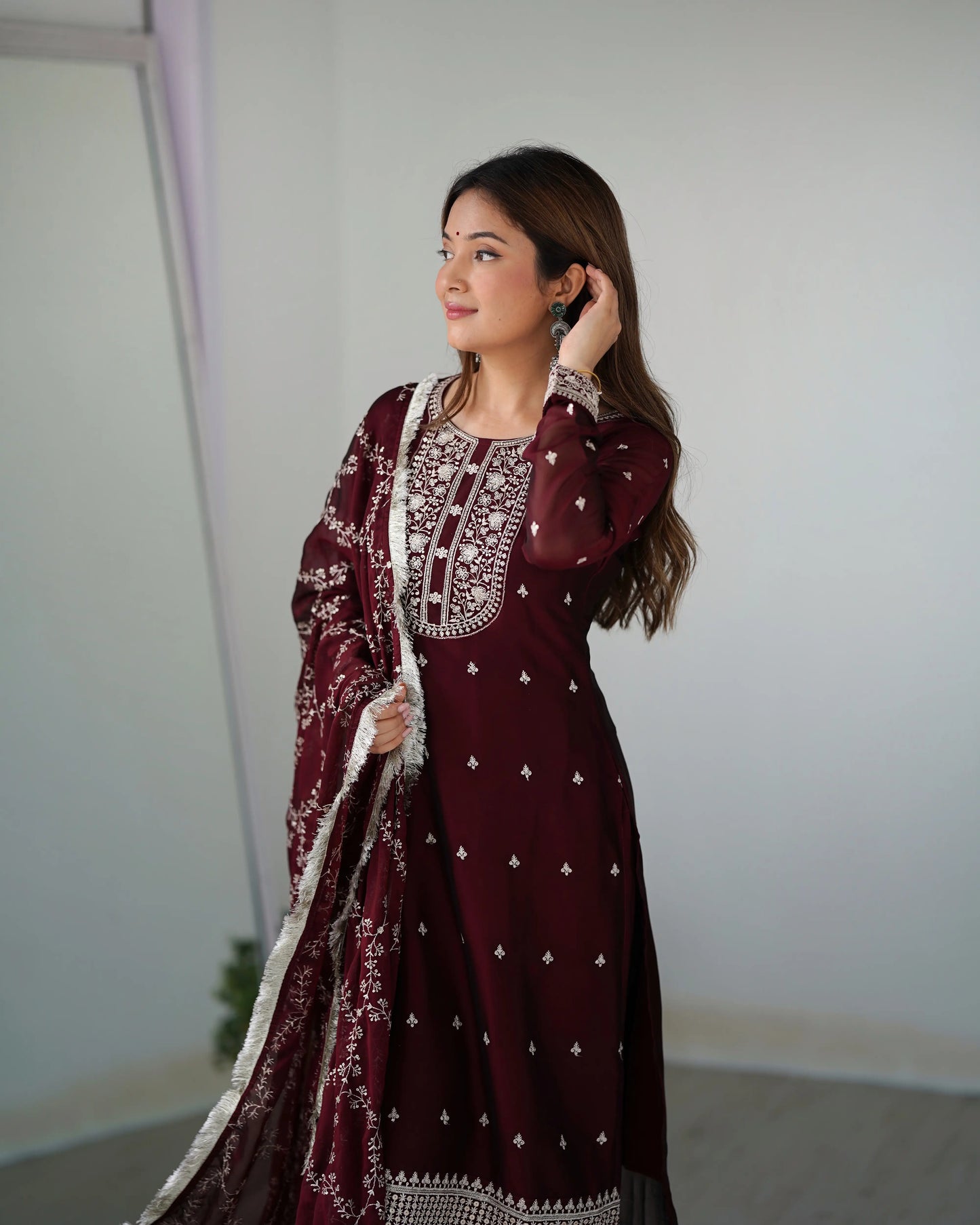 Klassischer burgunderroter Salwar-Anzug, gebrauchsfertig, mit Paillettenstickerei und Fadenarbeit