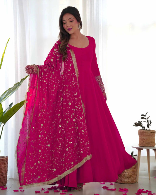 Robe Longue Designer Georgette Fuchsia avec Broderie Lourde et Dupatta - Élégance et Raffinement