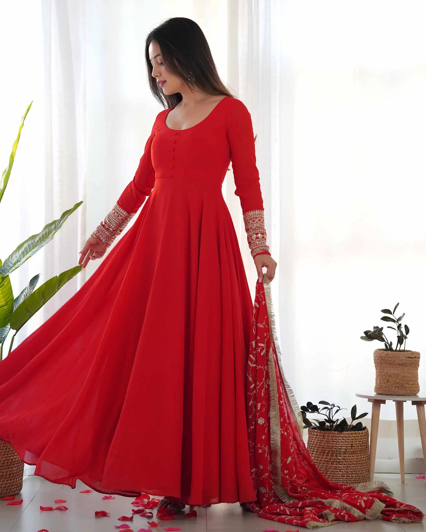Robe Longue Designer Georgette Rouge Cornell avec Broderie Lourde et Dupatta – Élégance Intemporelle