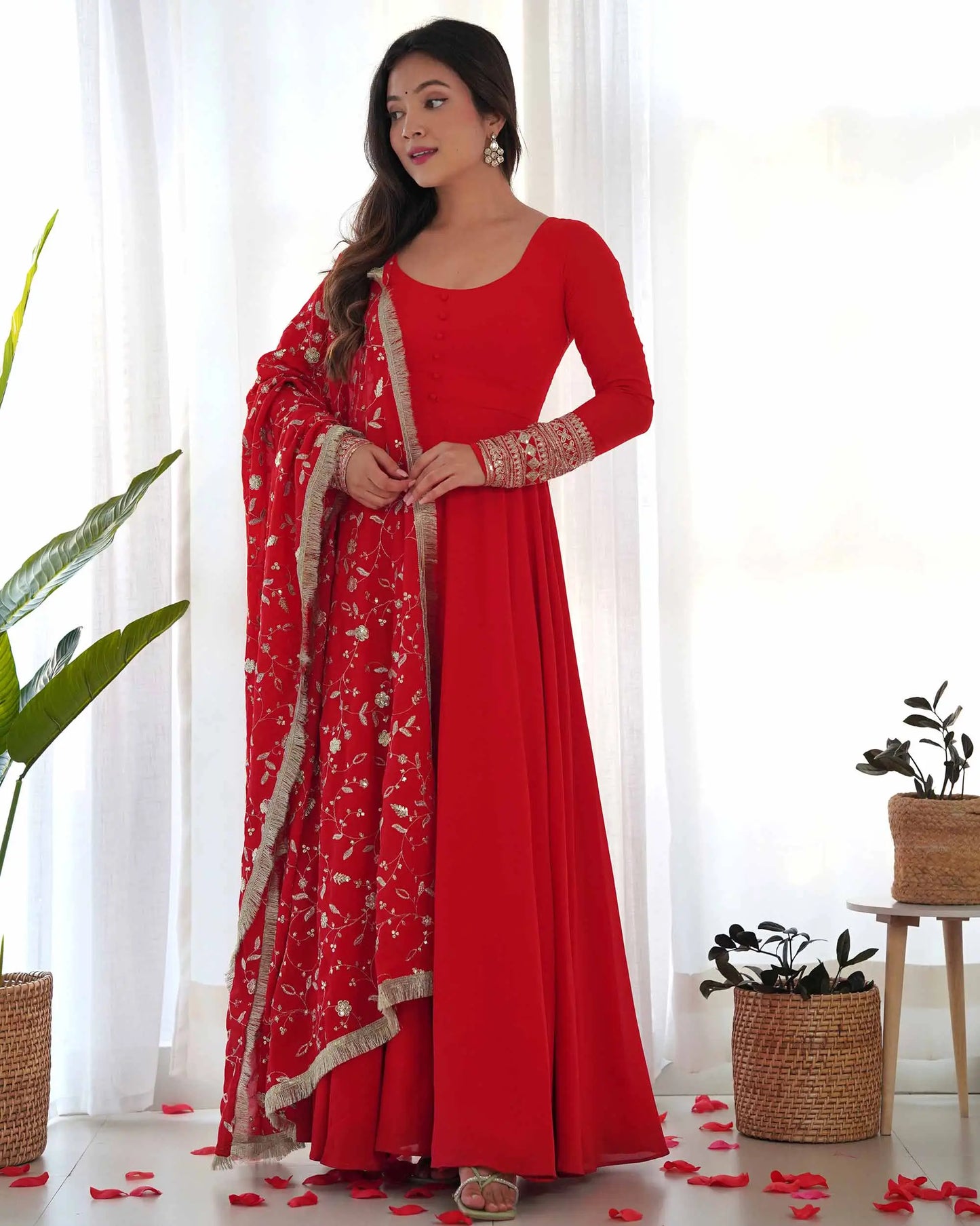 Robe Longue Designer Georgette Rouge Cornell avec Broderie Lourde et Dupatta – Élégance Intemporelle
