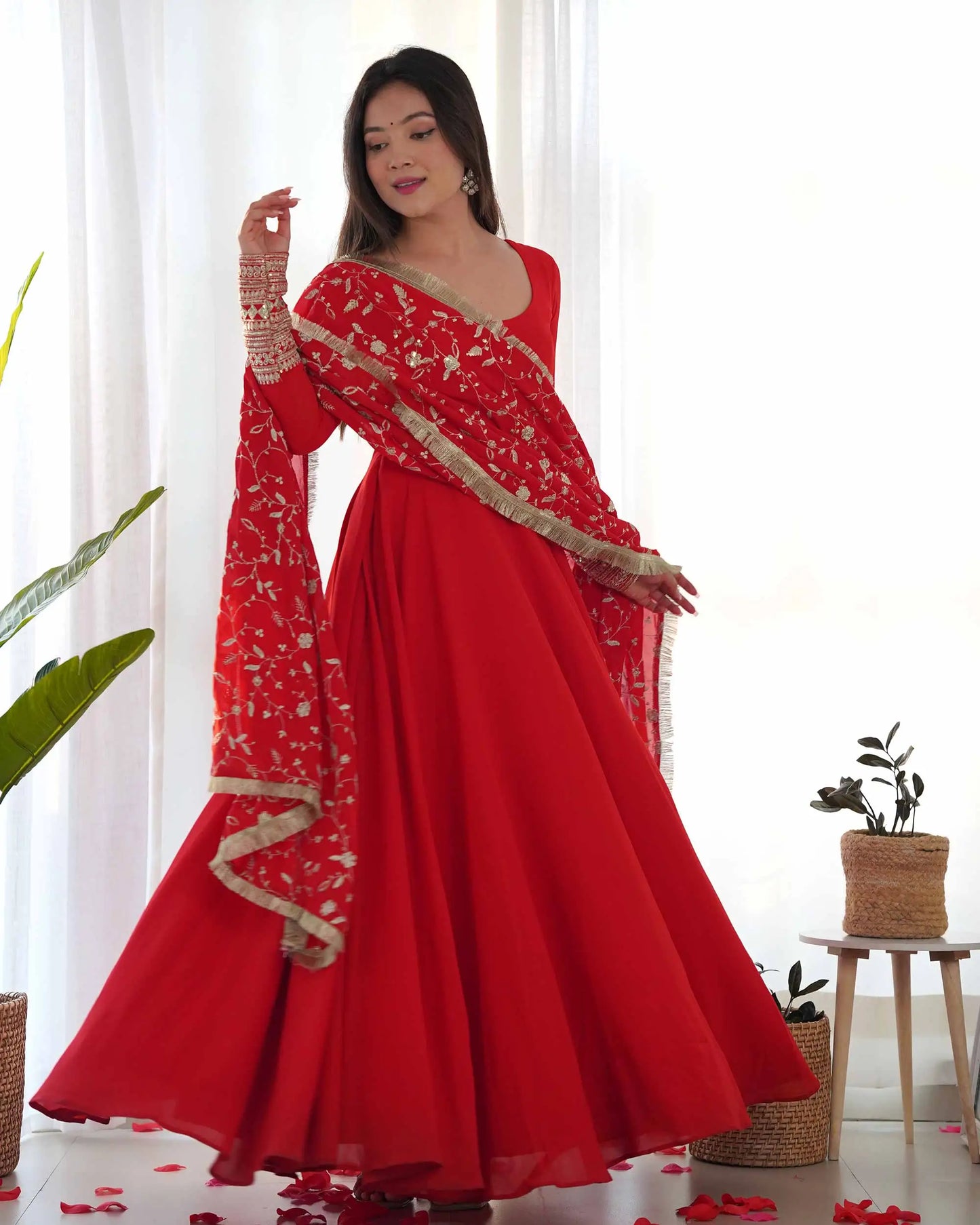 Robe Longue Designer Georgette Rouge Cornell avec Broderie Lourde et Dupatta – Élégance Intemporelle