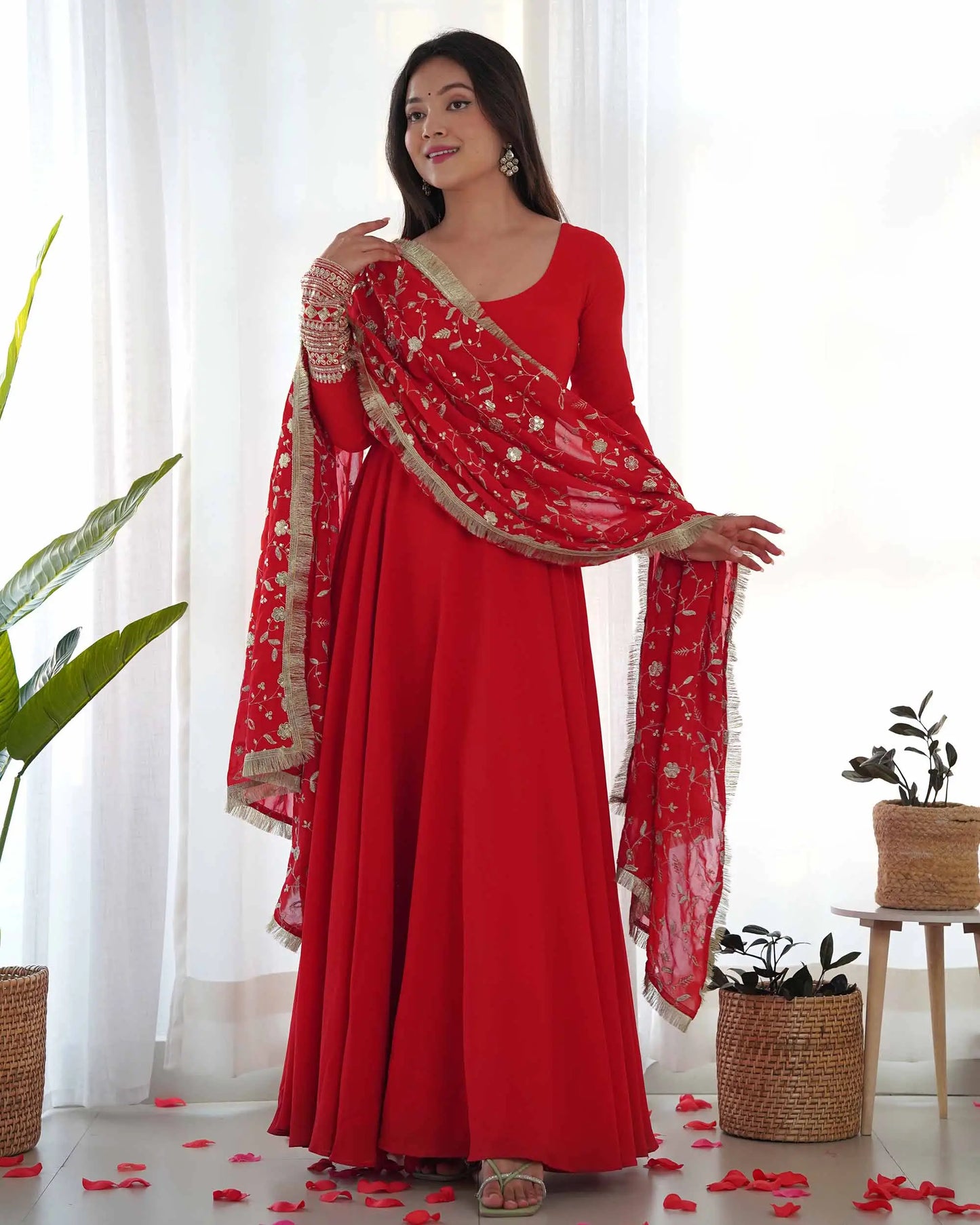 Robe Longue Designer Georgette Rouge Cornell avec Broderie Lourde et Dupatta – Élégance Intemporelle