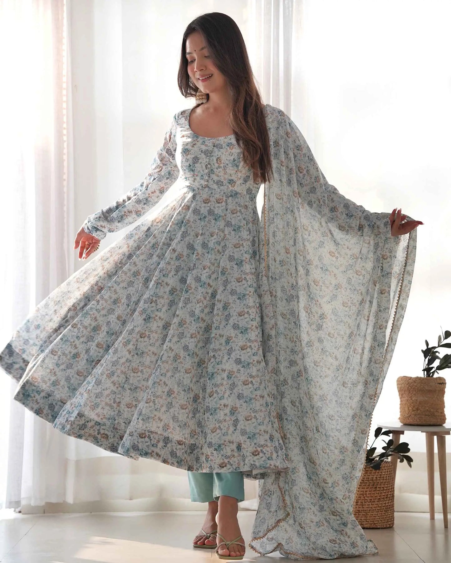 Robe Anarkali en Chiffon Bleu Clair avec Imprimé Floral Coloré et Dupatta