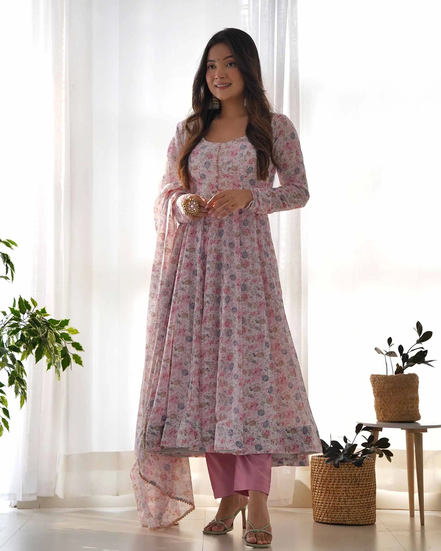Robe Anarkali en Chiffon Rose Clair avec Imprimé Floral Coloré et Dupatta