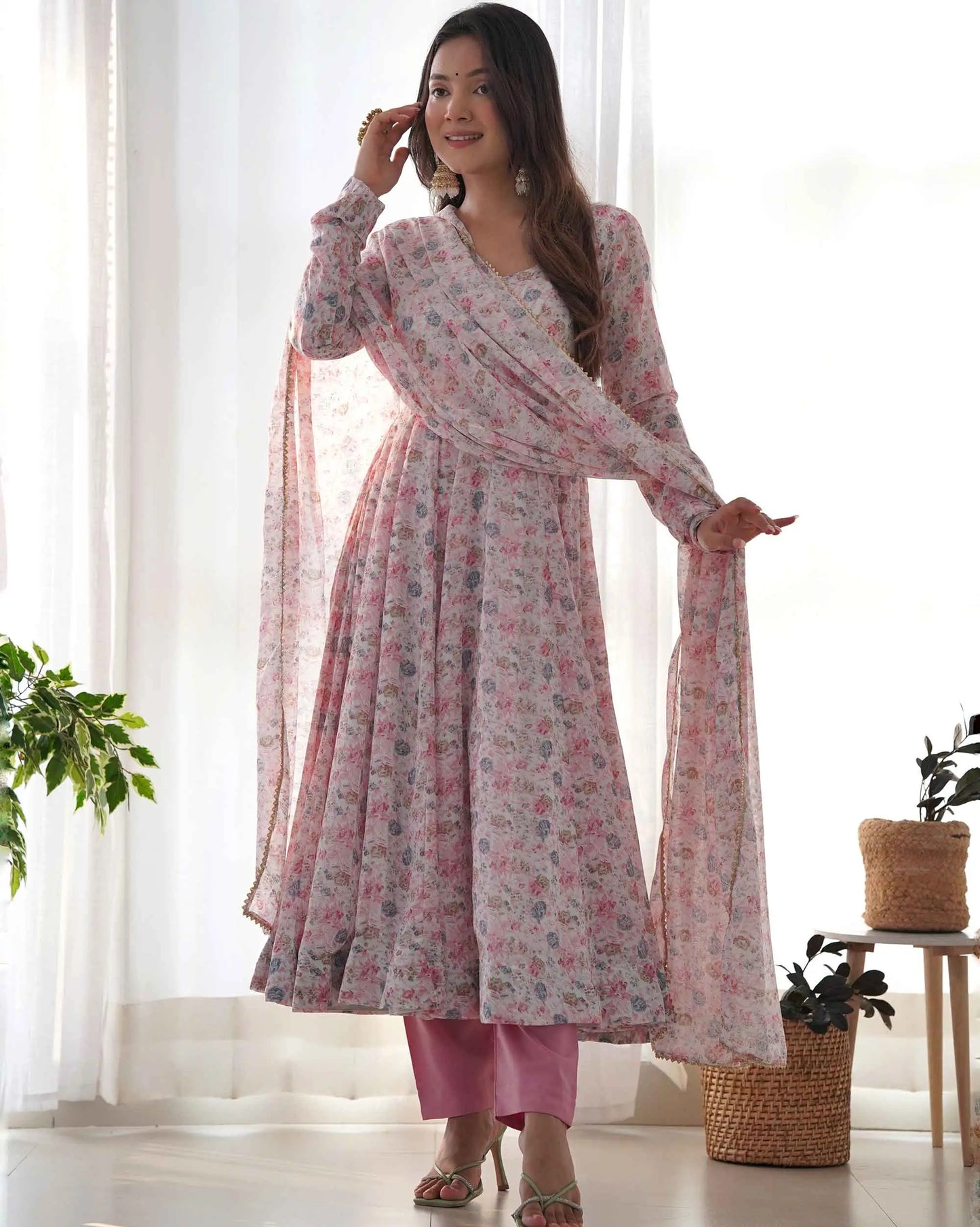 Robe Anarkali en Chiffon Rose Clair avec Imprimé Floral Coloré et Dupatta