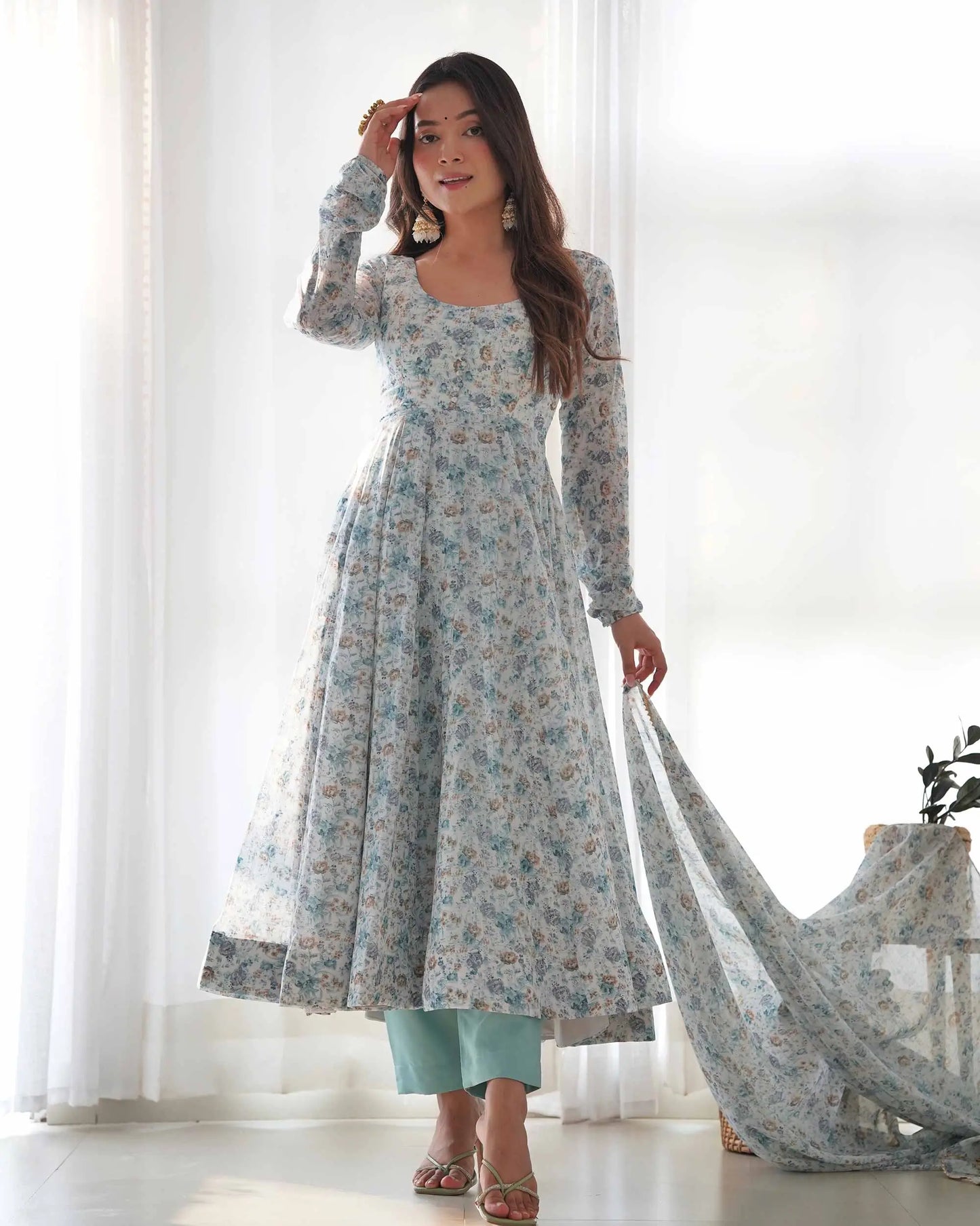 Robe Anarkali en Chiffon Bleu Clair avec Imprimé Floral Coloré et Dupatta