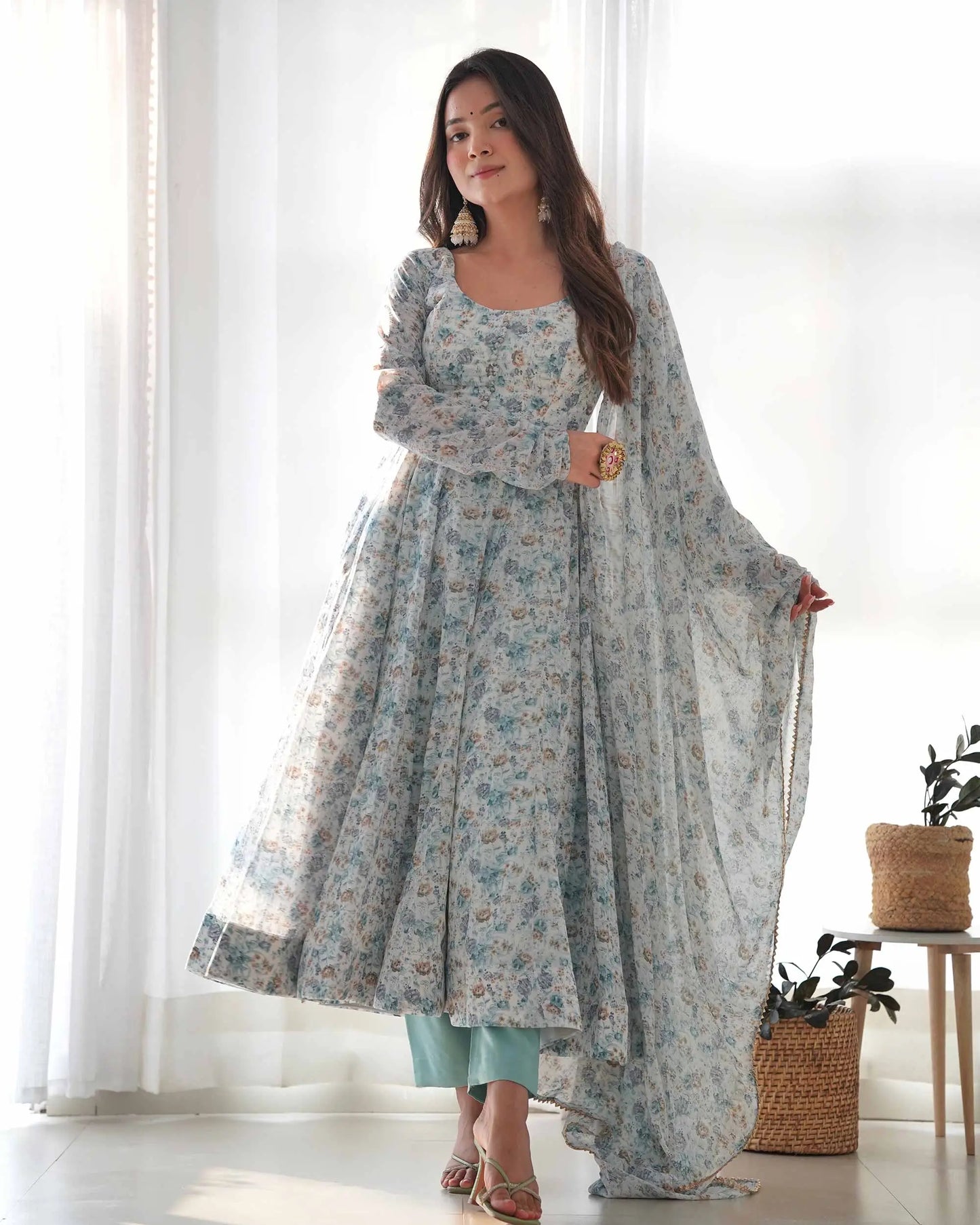 Robe Anarkali en Chiffon Bleu Clair avec Imprimé Floral Coloré et Dupatta