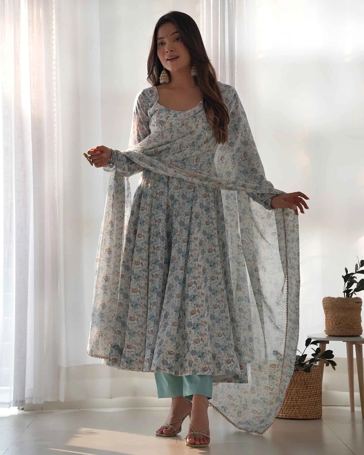 Robe Anarkali en Chiffon Bleu Clair avec Imprimé Floral Coloré et Dupatta