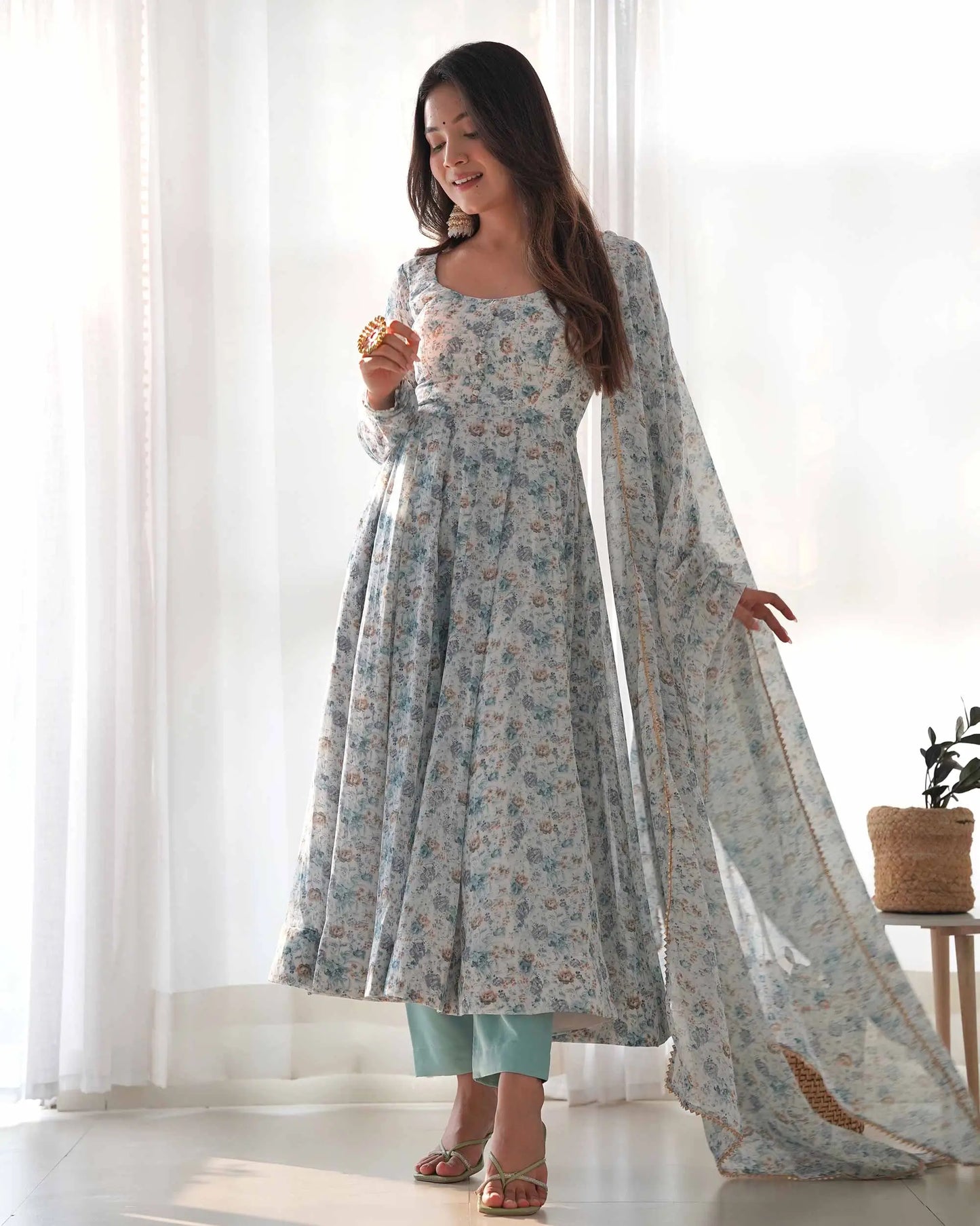 Robe Anarkali en Chiffon Bleu Clair avec Imprimé Floral Coloré et Dupatta