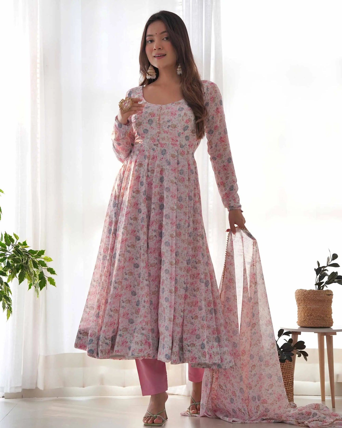 Robe Anarkali en Chiffon Rose Clair avec Imprimé Floral Coloré et Dupatta