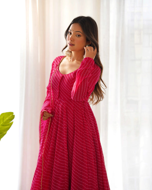 Robe Anarkali en georgette Rose Fuchsia à imprimé Laheriya avec dupatta assortie – Élégante tenue indienne pour femme