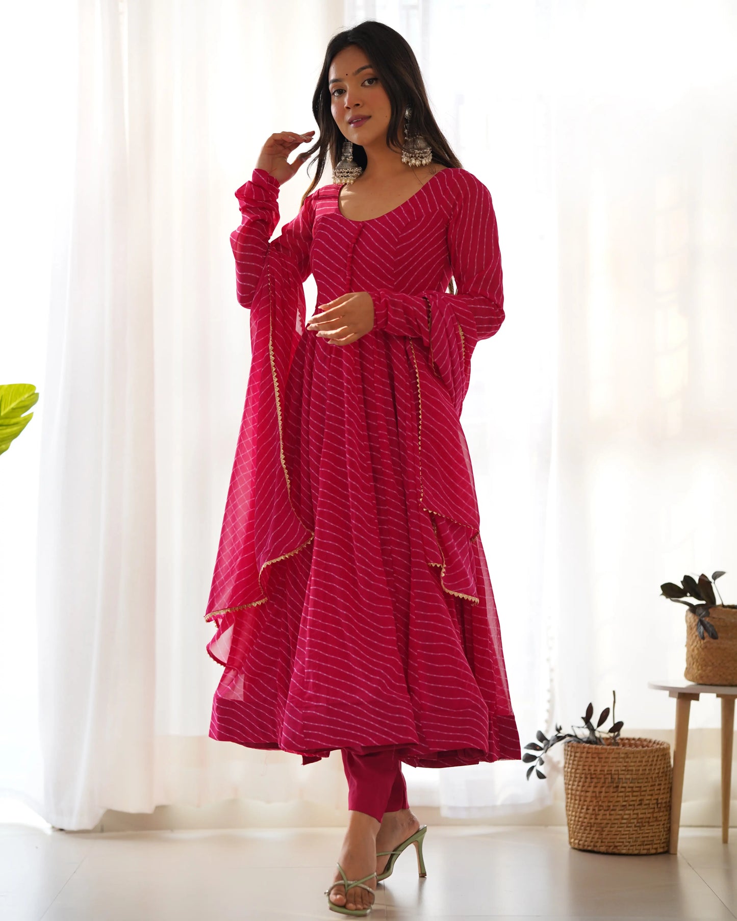 Robe Anarkali en georgette Rose Fuchsia à imprimé Laheriya avec dupatta assortie – Élégante tenue indienne pour femme