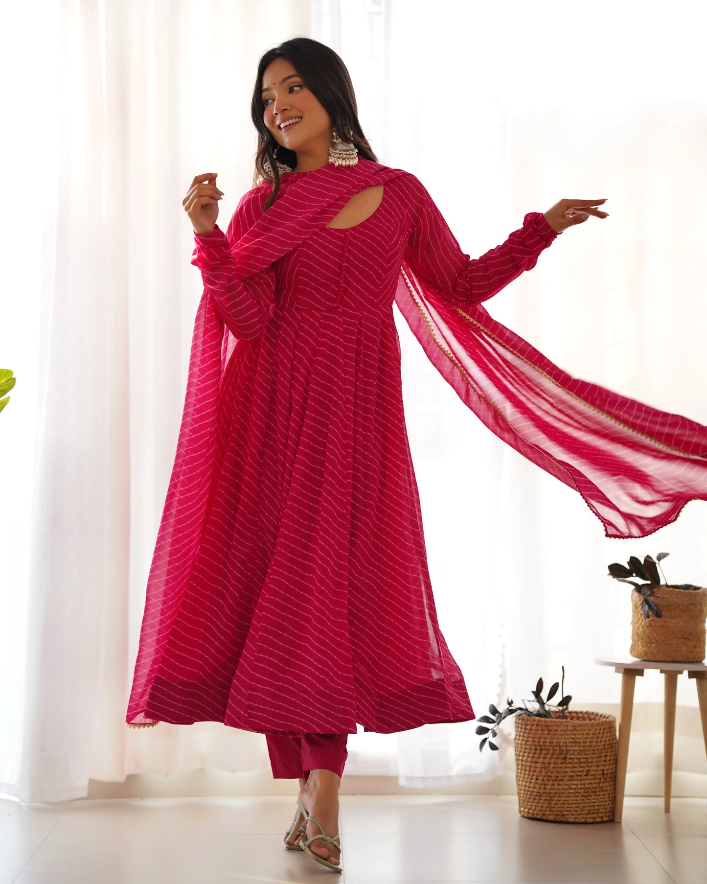 Robe Anarkali en georgette Rose Fuchsia à imprimé Laheriya avec dupatta assortie – Élégante tenue indienne pour femme