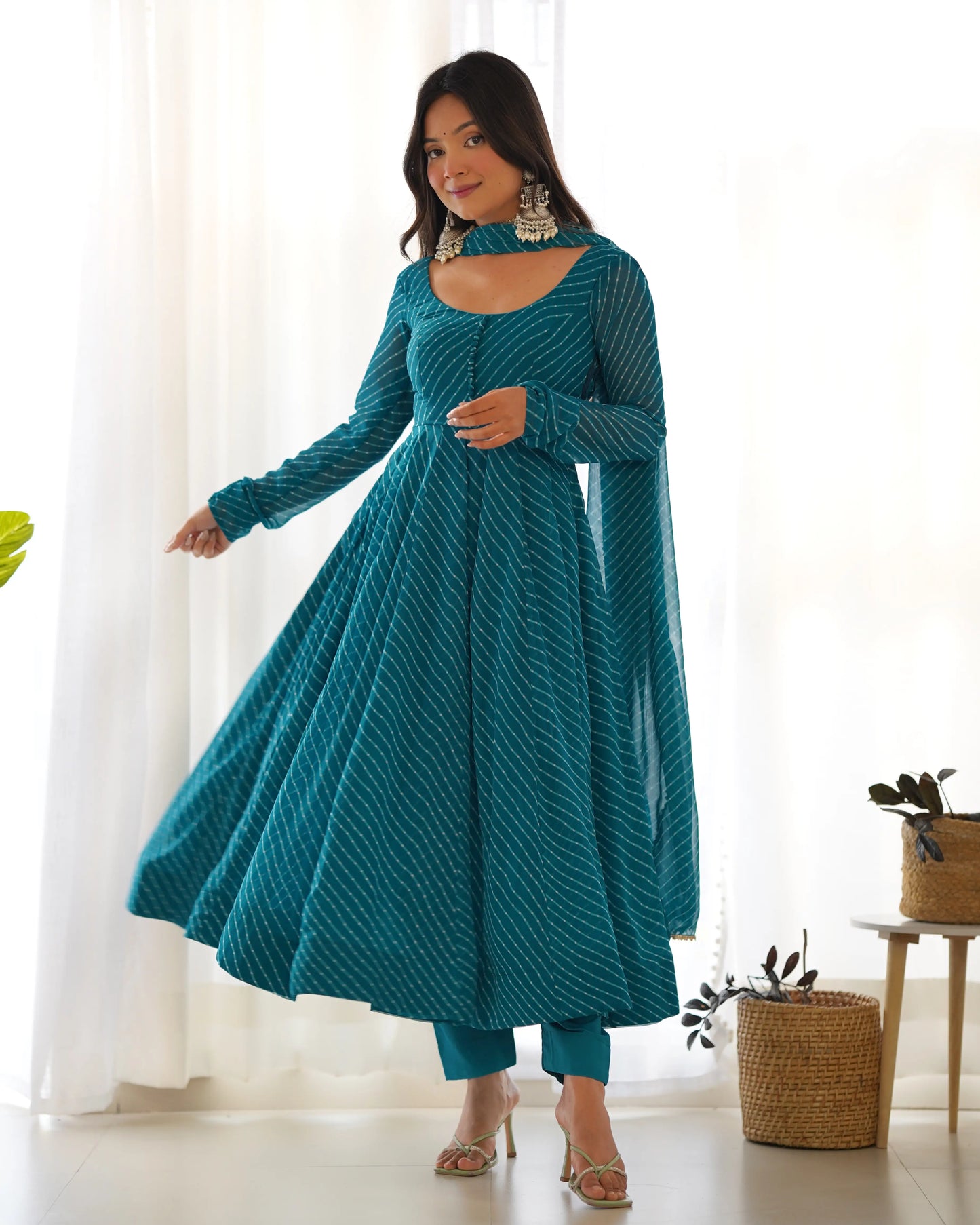 Robe Anarkali en georgette Bleu-vert à imprimé Laheriya avec dupatta assortie – Élégante tenue indienne pour femme