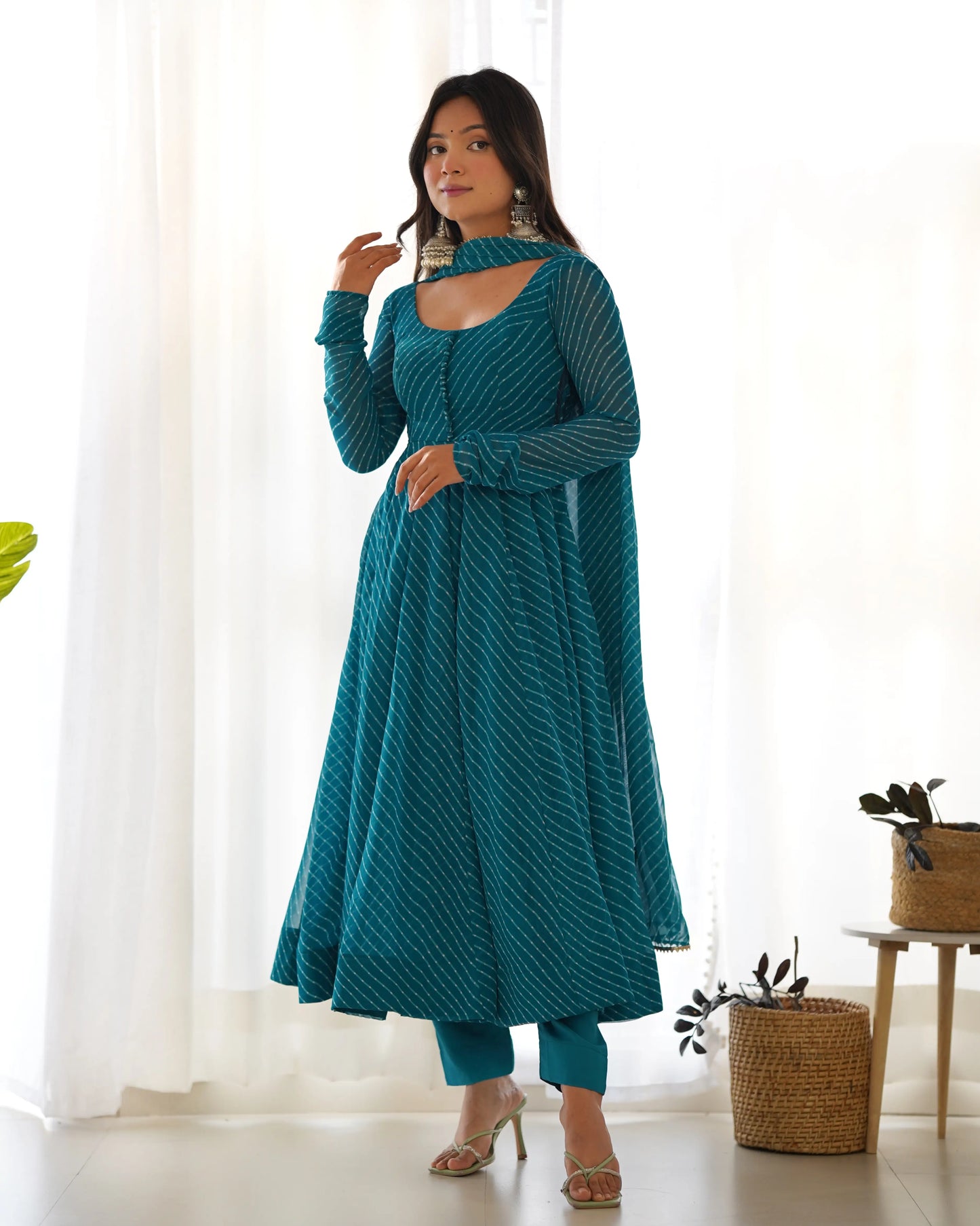 Robe Anarkali en georgette Bleu-vert à imprimé Laheriya avec dupatta assortie – Élégante tenue indienne pour femme