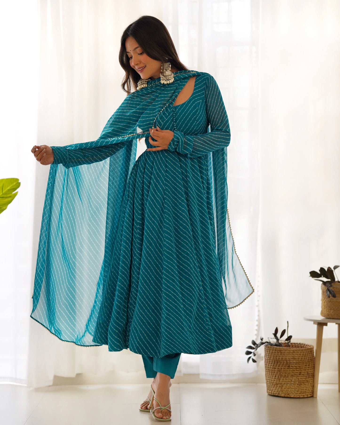 Robe Anarkali en georgette Bleu-vert à imprimé Laheriya avec dupatta assortie – Élégante tenue indienne pour femme