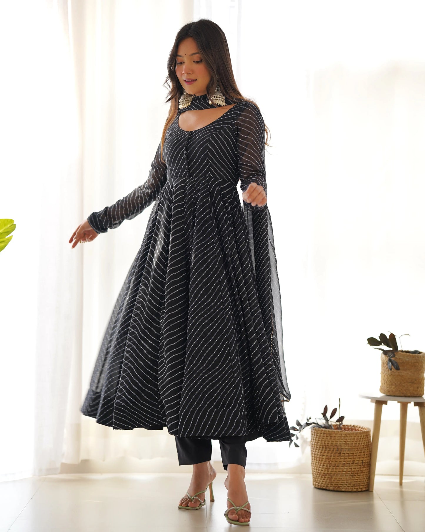 Robe Anarkali en georgette noir métallisé à imprimé Laheriya avec dupatta assortie – Tenue indienne chic et festive pour femme
