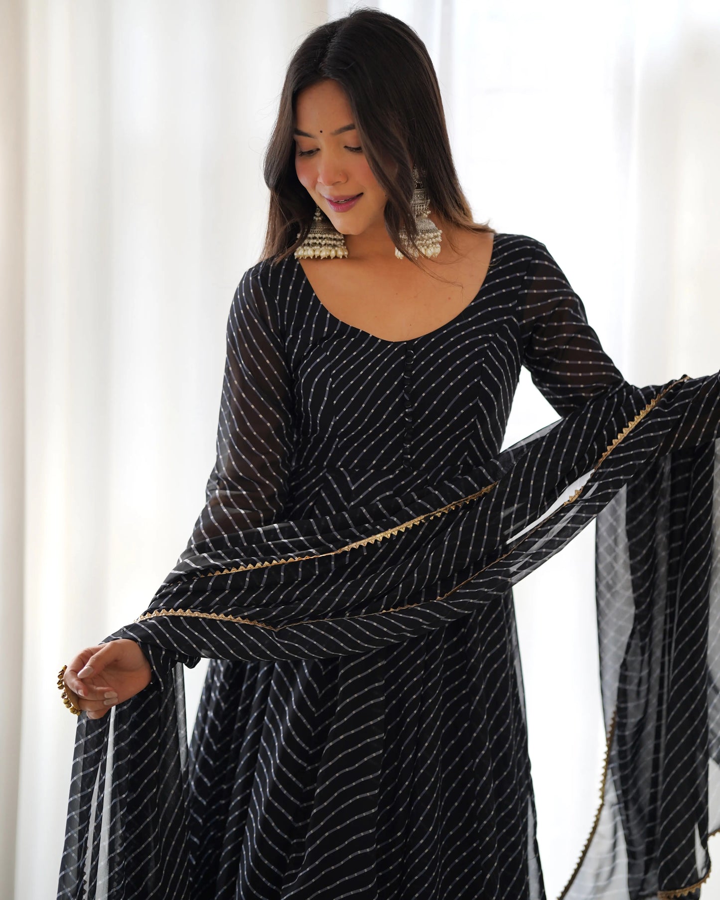 Robe Anarkali en georgette noir métallisé à imprimé Laheriya avec dupatta assortie – Tenue indienne chic et festive pour femme