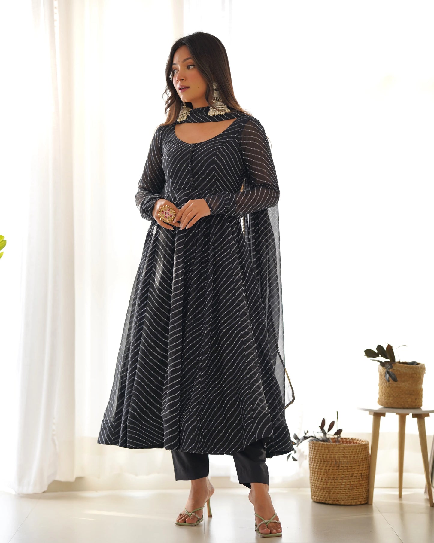Robe Anarkali en georgette noir métallisé à imprimé Laheriya avec dupatta assortie – Tenue indienne chic et festive pour femme