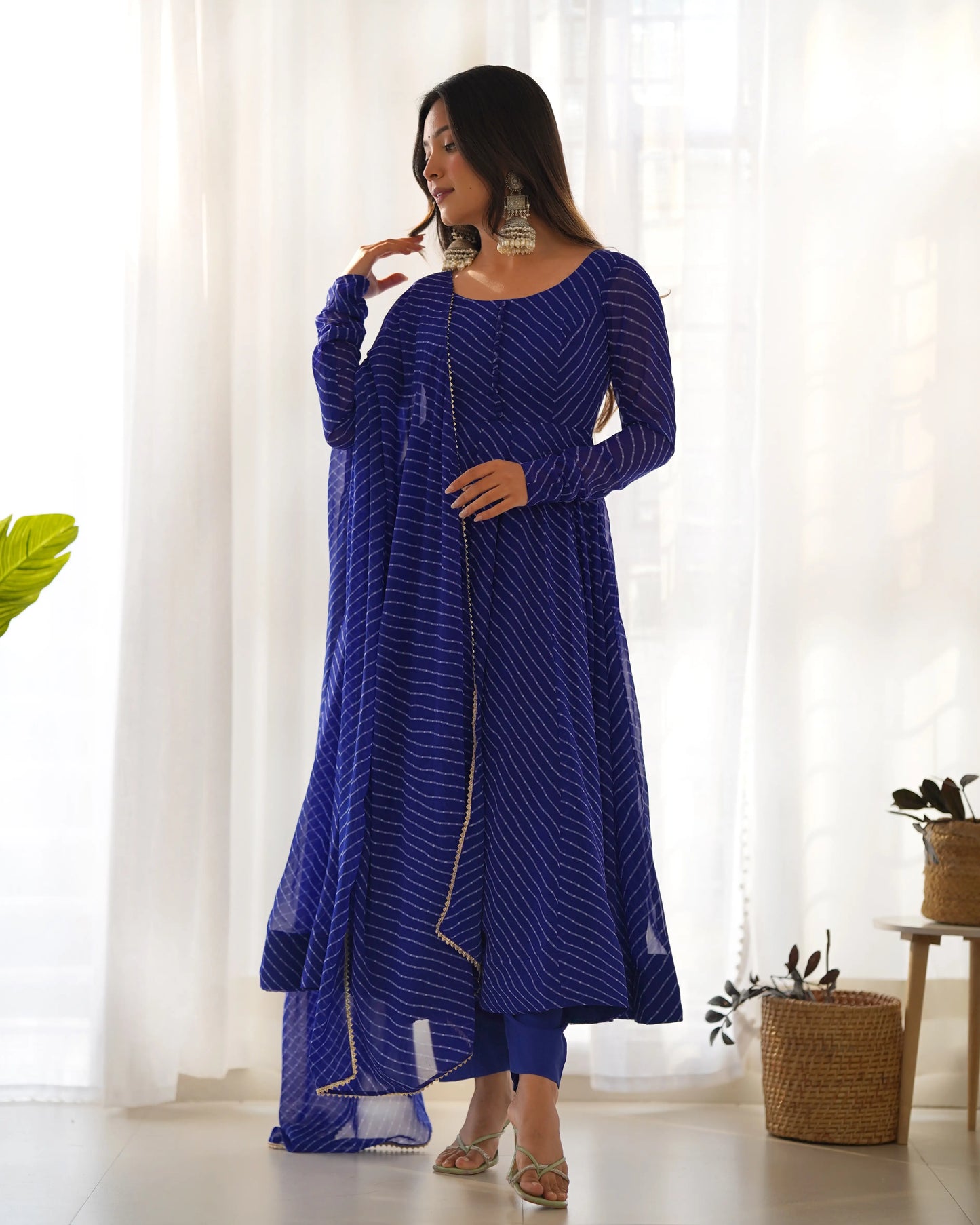 Robe Anarkali en georgette bleu roi à imprimé Laheriya avec dupatta assortie – Élégante tenue indienne pour femme