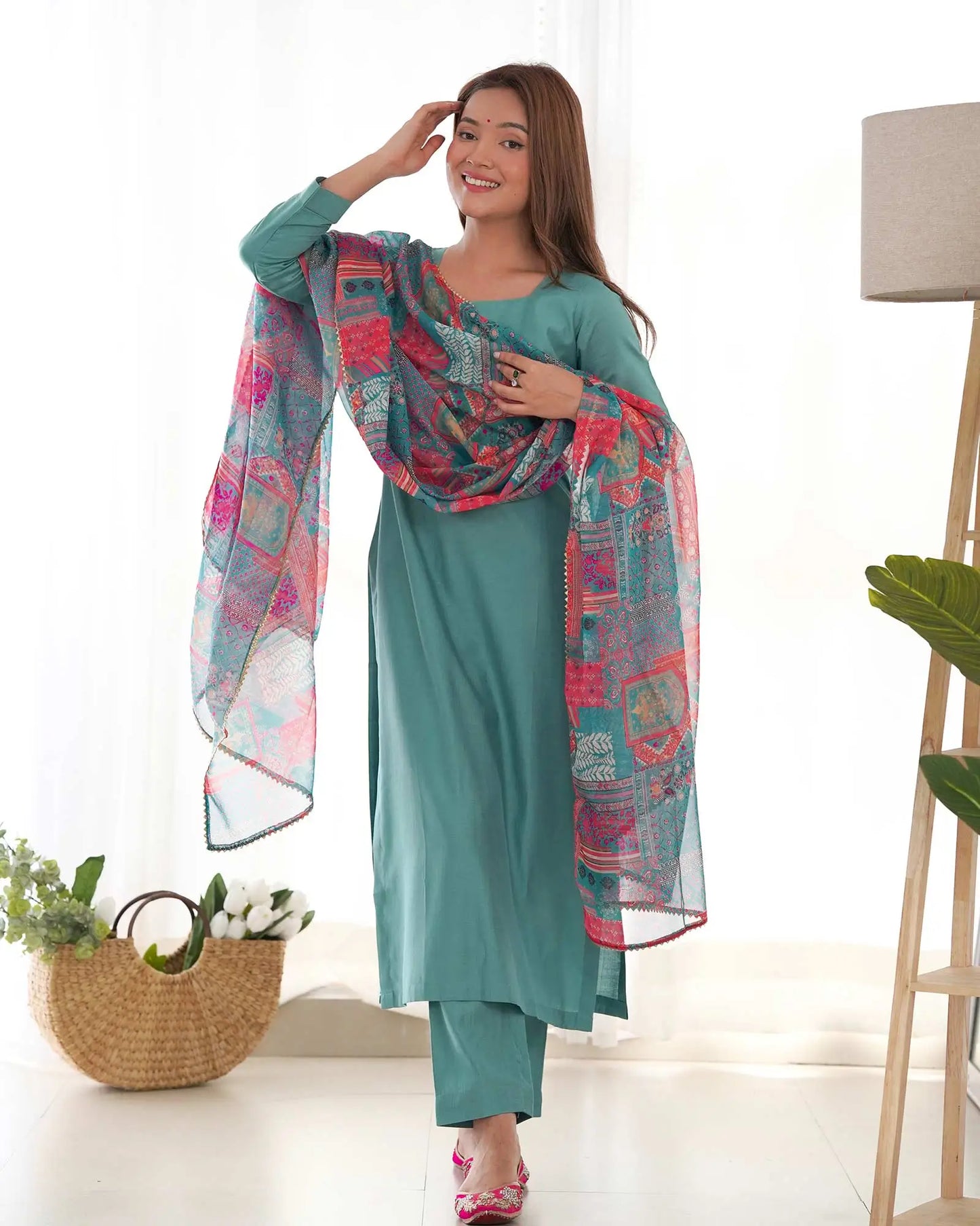 Salwar suit droit en viscose bleu scarabée avec dupatta imprimé floral multicolore