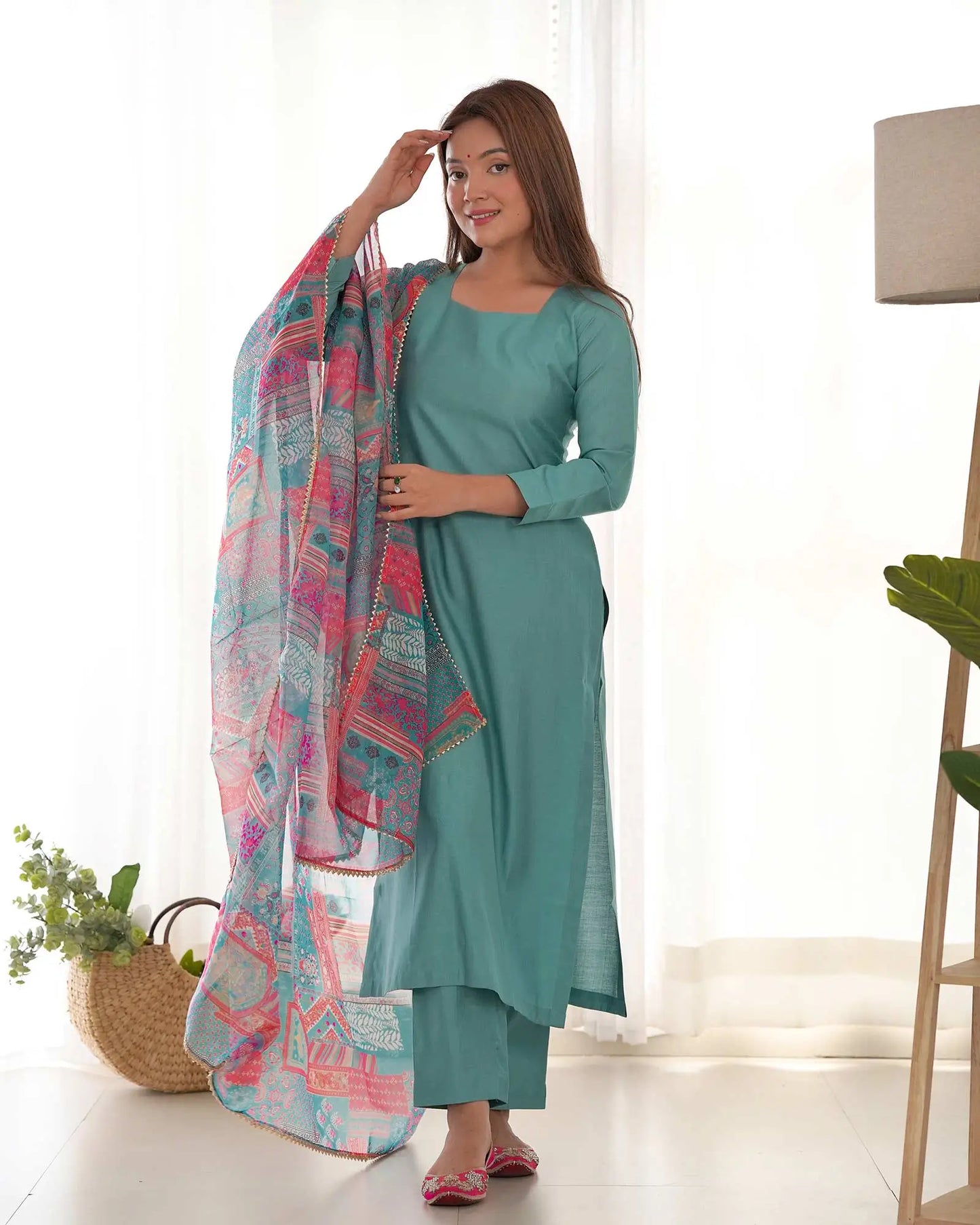 Salwar suit droit en viscose bleu scarabée avec dupatta imprimé floral multicolore