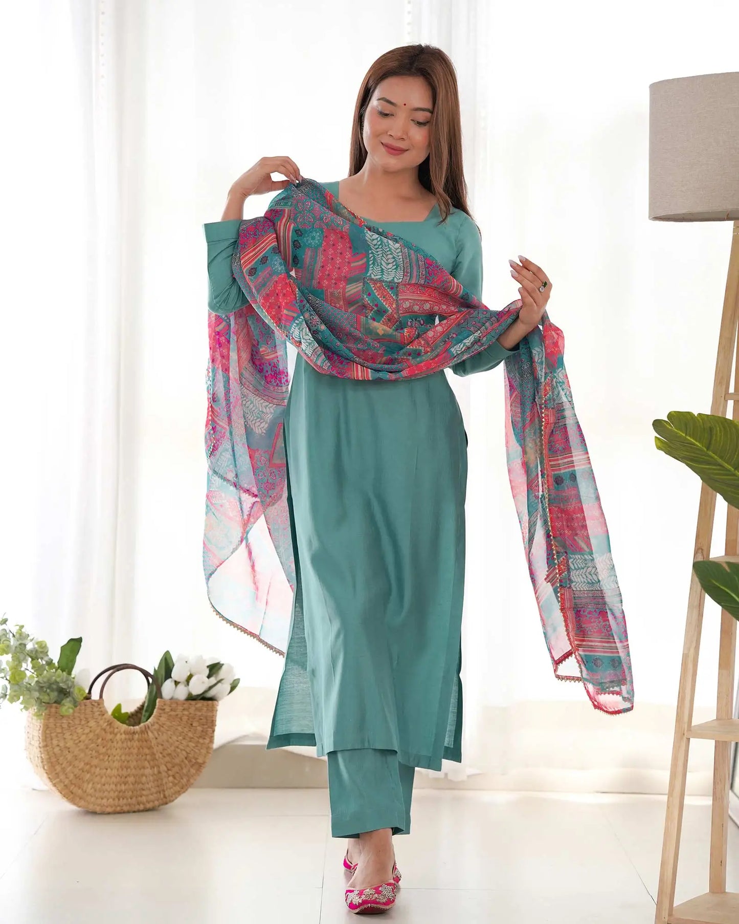 Salwar suit droit en viscose bleu scarabée avec dupatta imprimé floral multicolore