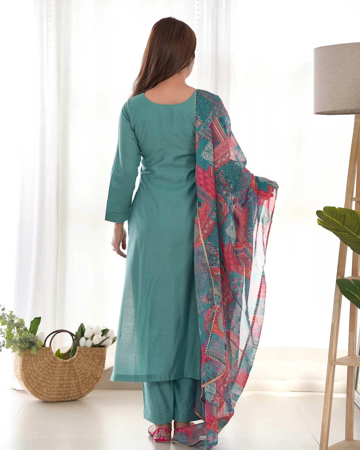 Salwar suit droit en viscose bleu scarabée avec dupatta imprimé floral multicolore