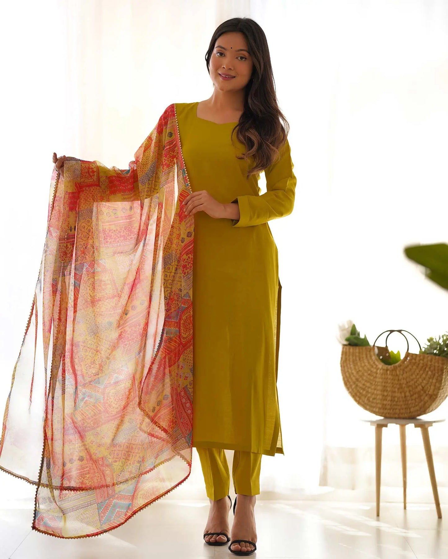 Salwar suit droit en viscose jaune foncé avec dupatta imprimé floral multicolore
