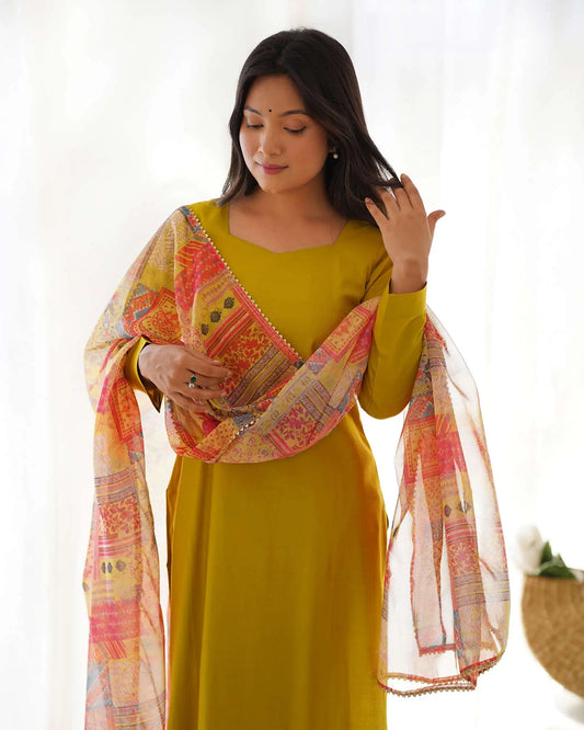 Salwar suit droit en viscose jaune foncé avec dupatta imprimé floral multicolore