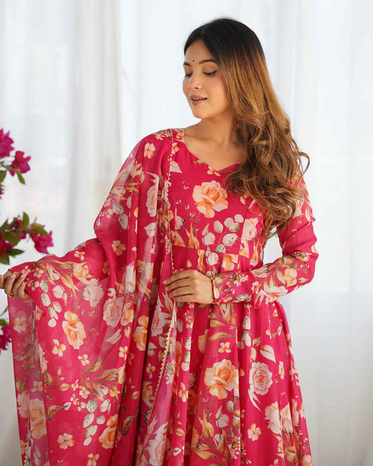 Robe en organza à imprimé floral rose avec dupaata