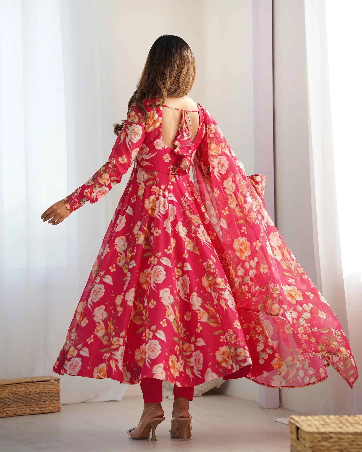 Robe en organza à imprimé floral rose avec dupaata