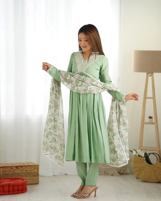 Ensemble Salwar Nyra coupe en soie vert pistache avec broderie de fils, dori et sequins