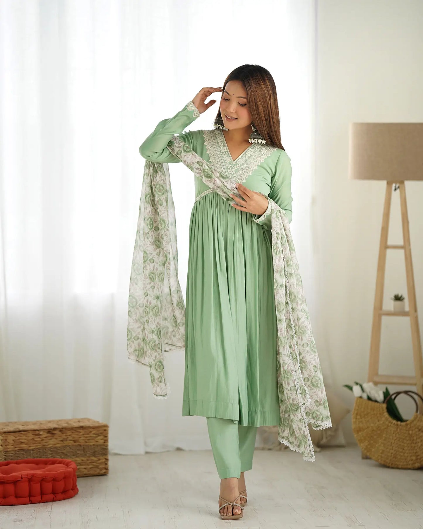 Ensemble Salwar Nyra coupe en soie vert pistache avec broderie de fils, dori et sequins