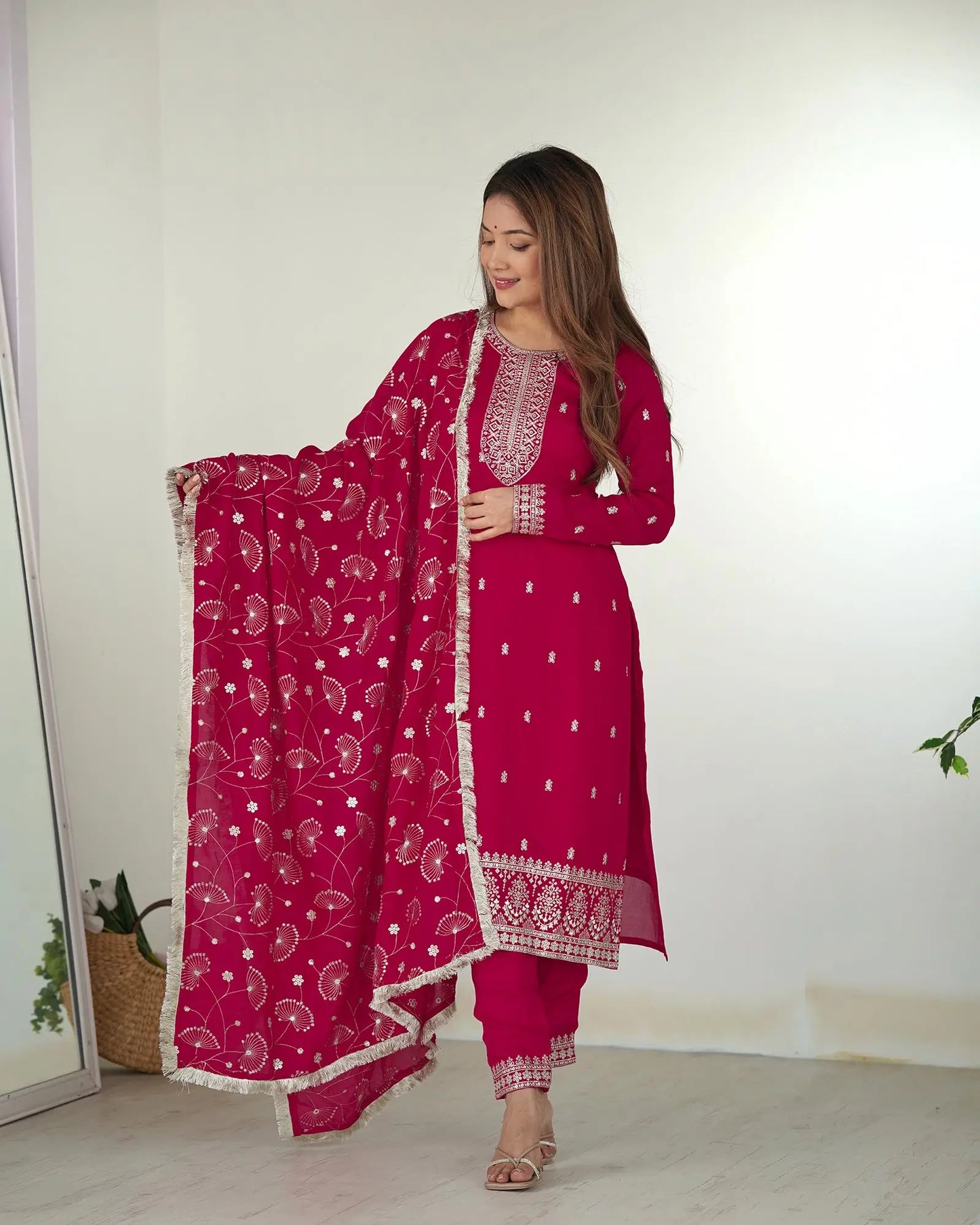 Rosa Rangoli-Salwar-Set aus Seide mit Pailletten- und Zari-Stickerei, begleitet von einem schweren Dupatta