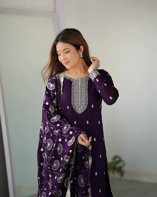 Salwar suit en soie Rangoli bordeaux avec broderie en sequins et dupatta chargé