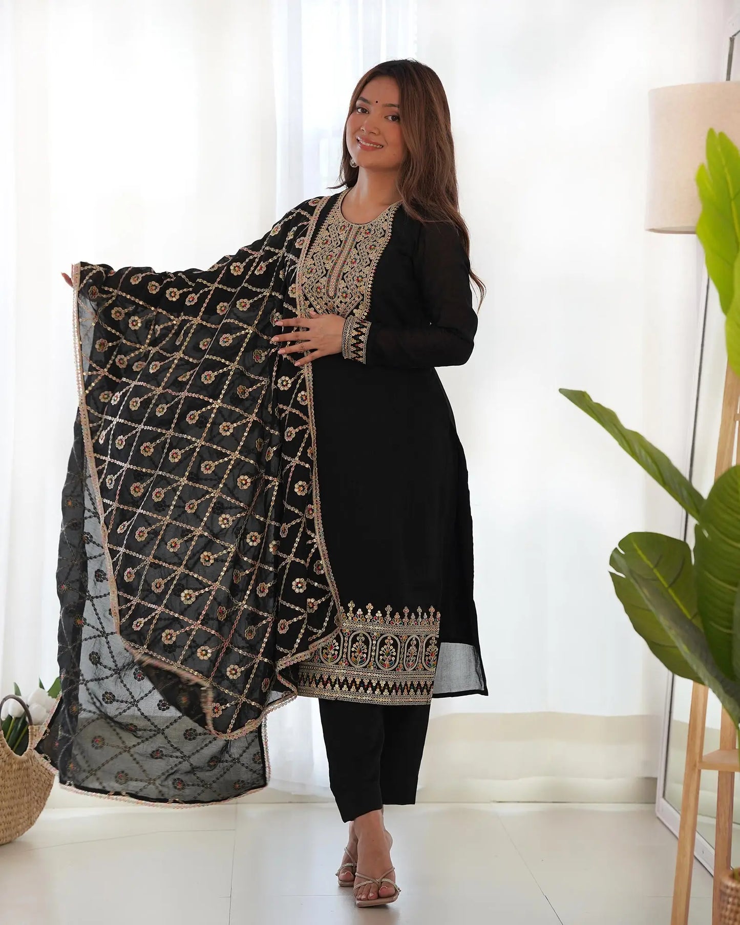Salwar kameez noir en soie avec broderie dori et sequins, accompagné d’un dupatta chargé