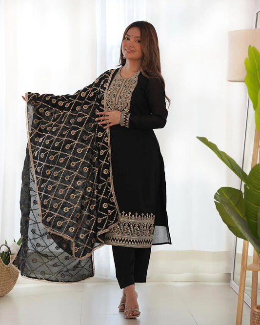 Salwar kameez noir en soie avec broderie dori et sequins, accompagné d’un dupatta chargé